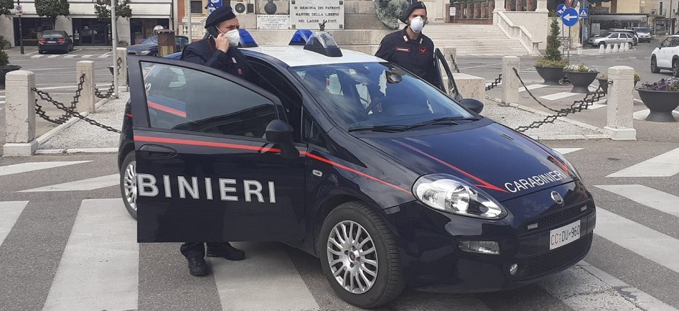 Coronavirus, in preda ai fumi dell’alcol si denuda e getta un bidone contro i carabinieri: denunciato